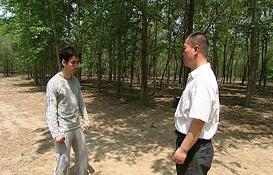 张建光(右)准备点张云来